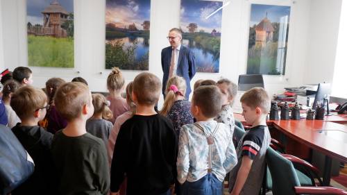 Dzieci w gabinecie Burmistrza Pruszcza Gdańskiego śpiewają piosenkę.